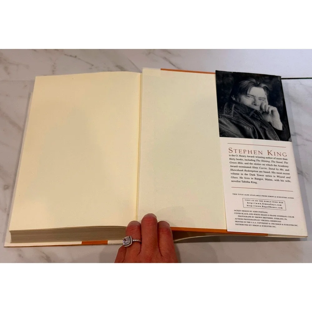Stephen King Bag of Bones Novel Hardcover White 1st Edition Horror Fiction